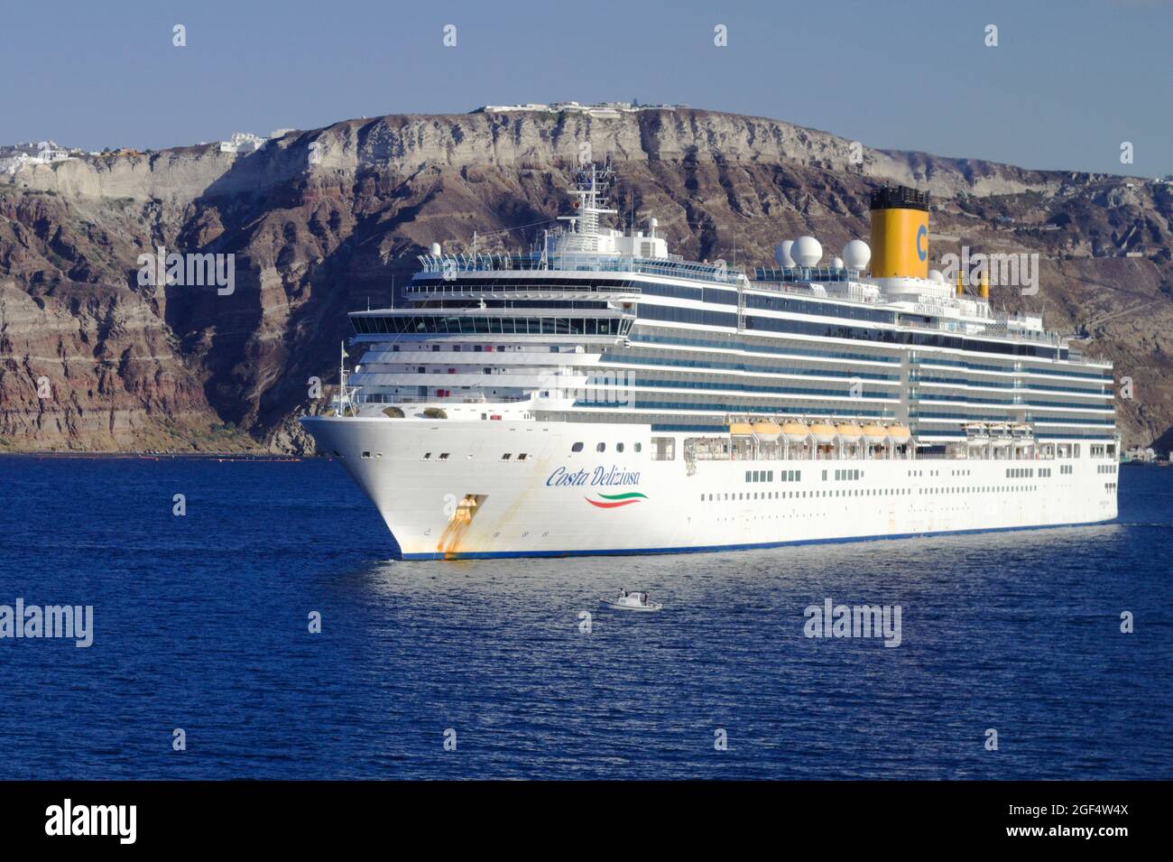 Santorini - Griechenland - September 25 2019 : Festanlegezeit für ein Kreuzfahrt-Schiff in der Caldera. Landschaftsaufnahme. Stockfoto