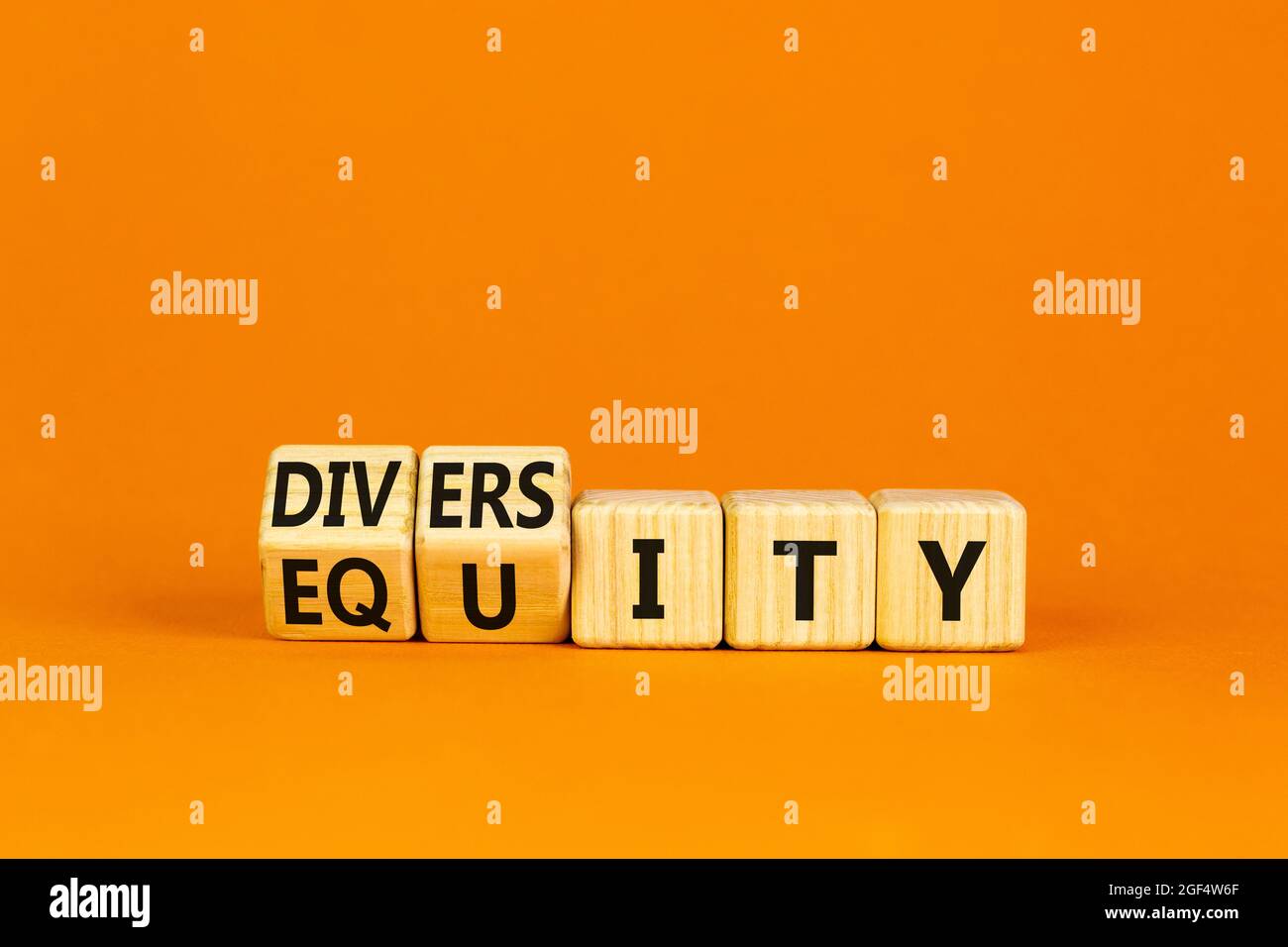 Symbol Fur Vielfalt Und Gleichheit Drehten Holzwurfel Und Anderten Das Wort Gerechtigkeit In Vielfalt Schoner Orangefarbener Hintergrund Business Diversity Und Eq Stockfotografie Alamy