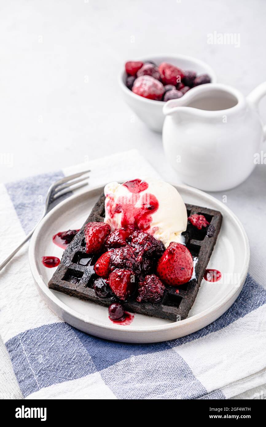 Frische Schokoladenwaffel mit Eis und Erdbeersoße Stockfoto