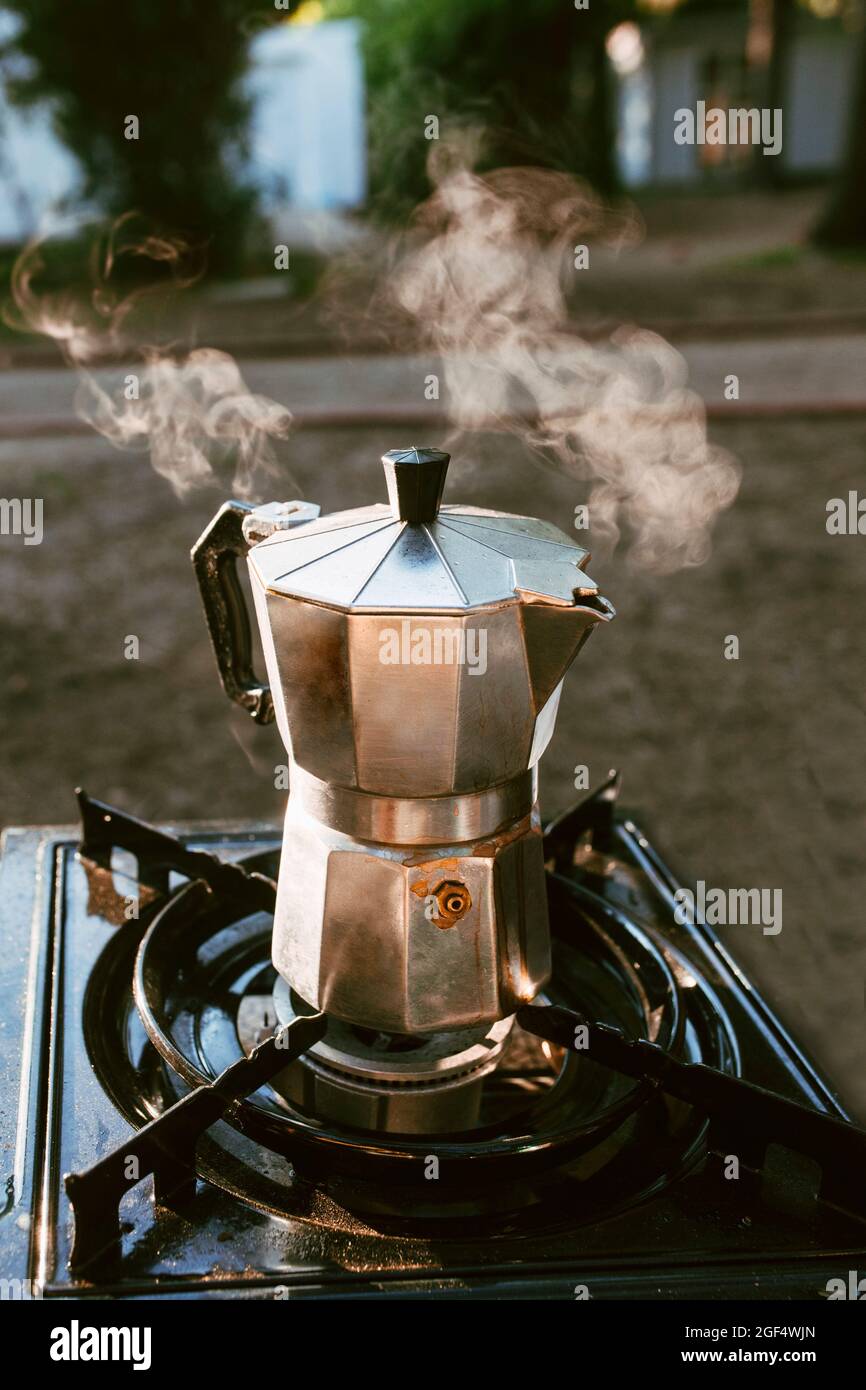Kaffeekocher auf dem Campingplatz Stockfoto