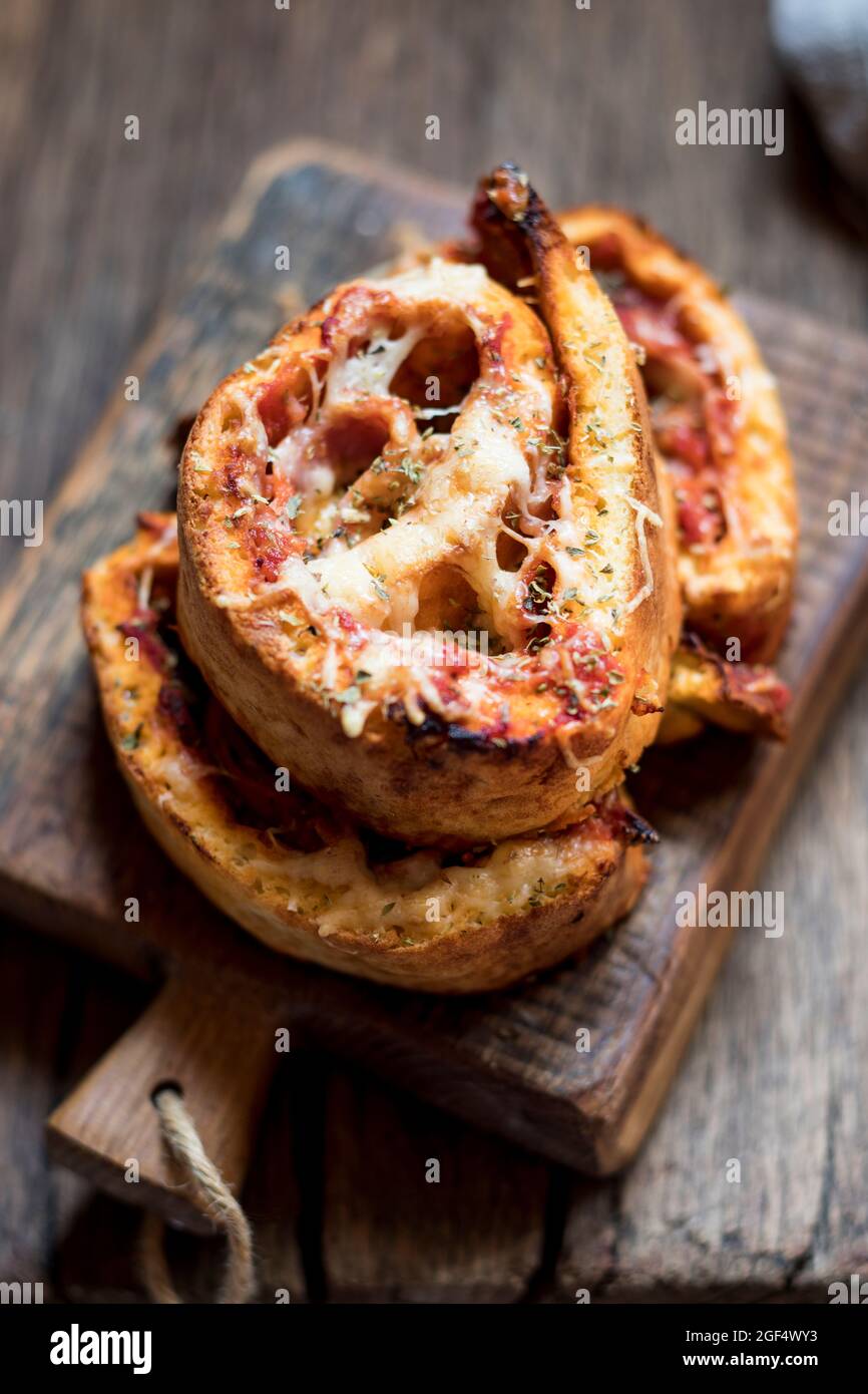 Kohlenhydratarme Pizzarollen mit Schinken, Käse und Tomatensauce Stockfoto