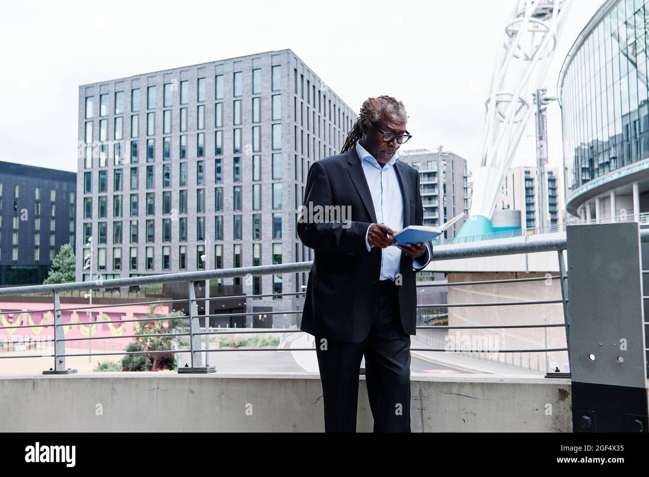 Ältere männliche professionelle Lektüre Tagebuch, während sie in der Stadt stehen Stockfoto