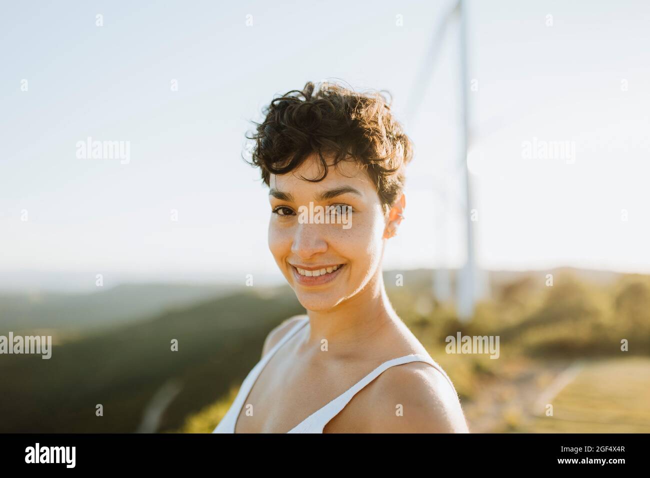 Lächelnde Frau mittleren Erwachsenen mit kurzen Haaren Stockfoto