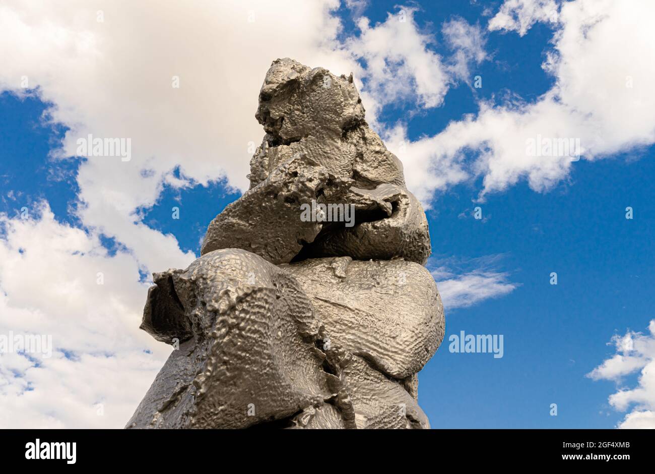 Flachansicht der Skulptur 'Big Clay No. 4' des Schweizer Künstlers Urs Fischer, Aluminiumguss, am Bolotnaya-Ufer, Moskau, Russland Stockfoto
