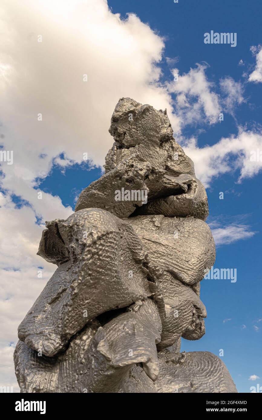 Flachansicht der Skulptur 'Big Clay No. 4' des Schweizer Künstlers Urs Fischer, Aluminiumguss, am Bolotnaya-Ufer, Moskau, Russland Stockfoto