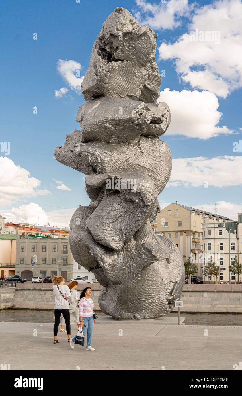 Skulptur 'Big Clay No. 4' des Schweizer Künstlers Urs Fischer, Aluminiumguss, am Bolotnaya-Ufer, Moskau, Russland Stockfoto