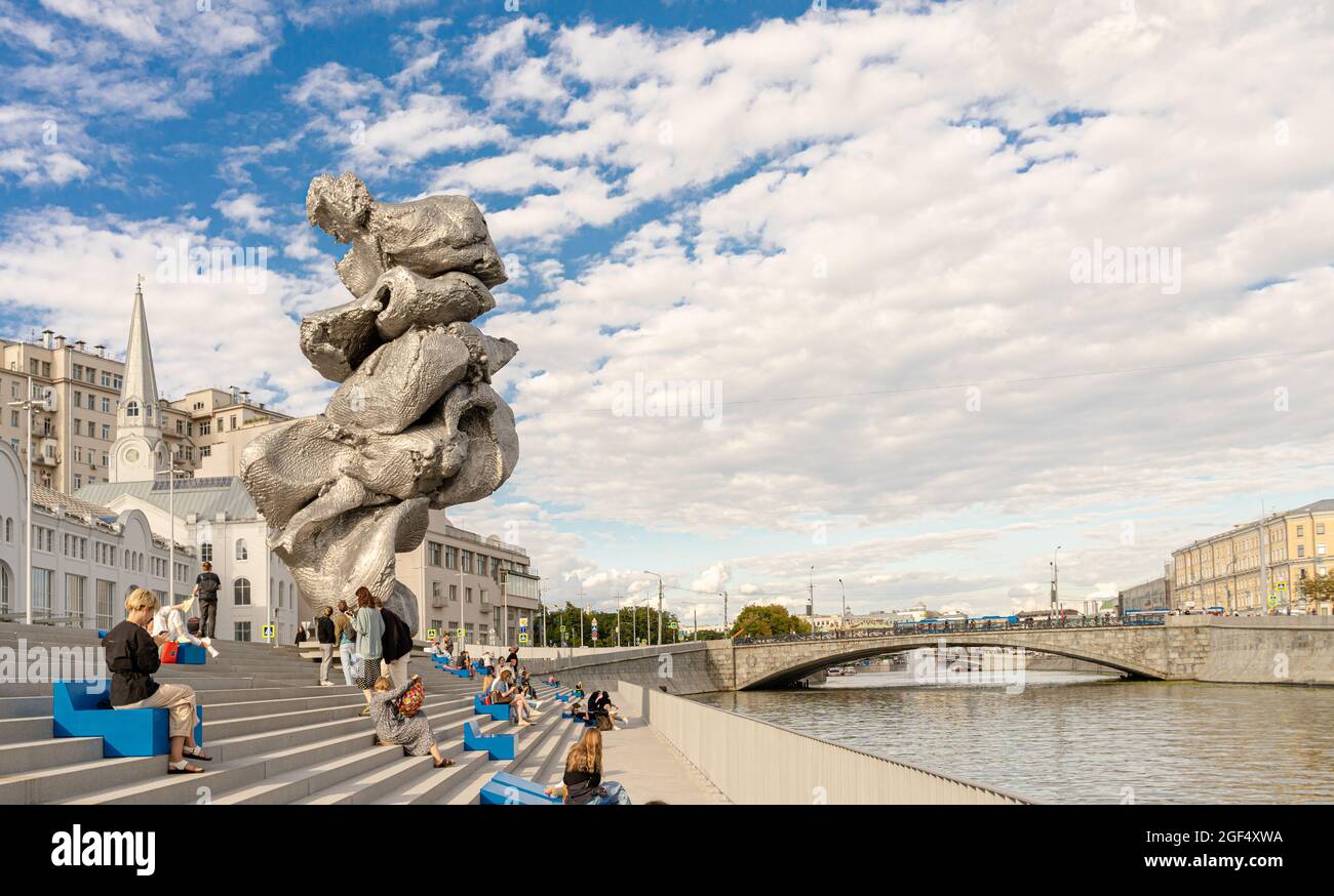 Skulptur 'Big Clay No. 4' des Schweizer Künstlers Urs Fischer, Aluminiumguss, am Bolotnaya-Ufer, Moskau, Russland Stockfoto