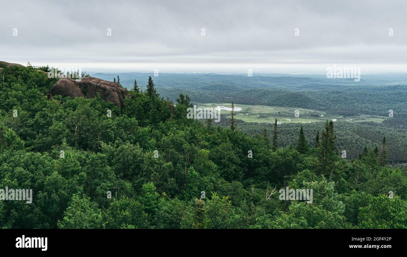 Blick auf den Valin Fluss, den Wald an einem bewölkten Tag von der Spitze des Pic de la Tete de Chien, einem Gipfel des Monts Valin National Park in Saguenay (Quebec, Stockfoto