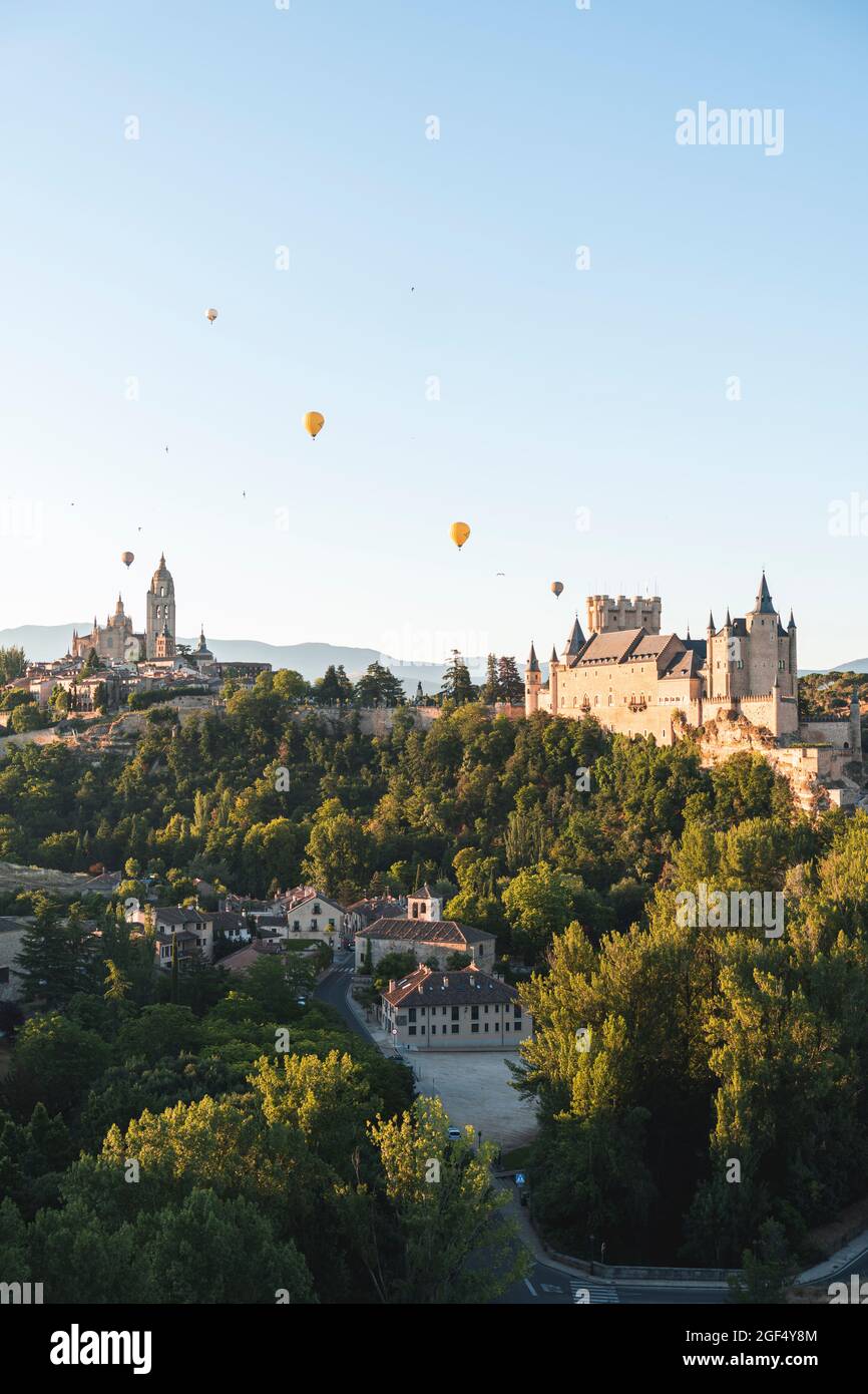 Spanien, Kastilien und Leon, Segovia, Heißluftballons mit der Kathedrale von Segovia und Alcazar von Segovia Stockfoto