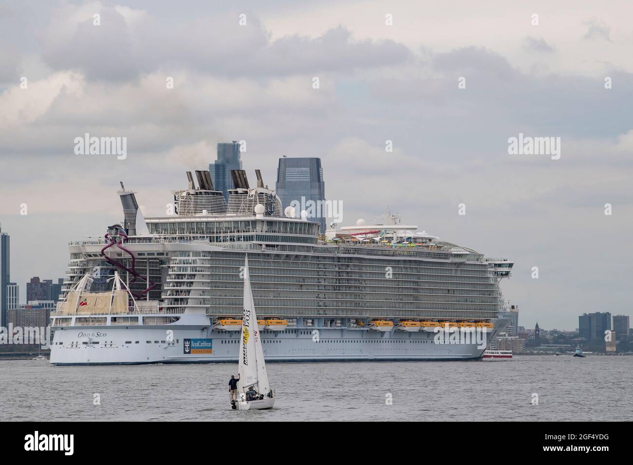 21. August 2021: Das Royal Caribbean Cruise Ship Oyster of the Sea segelt vom Hafen von Bayonne durch den Hudson River, von der Staten Island Ferry in Manhattan, New York aus gesehen. Obligatorische Gutschrift: Kostas Lymperopoulos/CSM Stockfoto