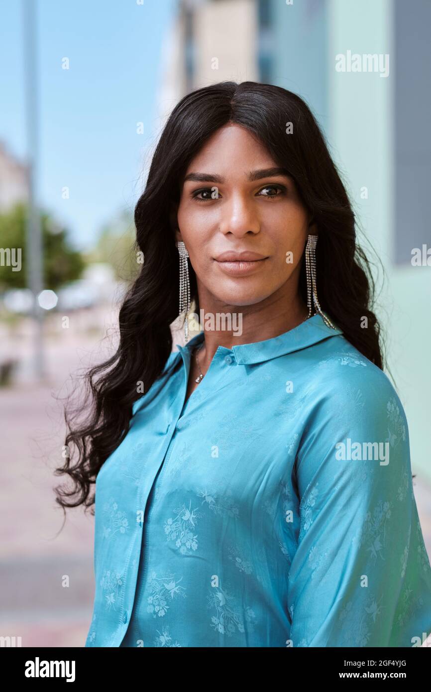 Modische weibliche Transperson trägt blaues Hemd Stockfoto