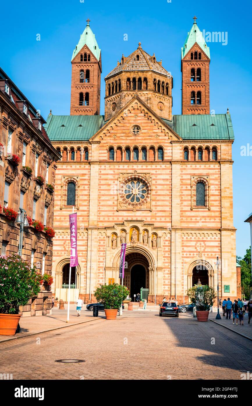 Speyer, Deutschland - 21. August 2021: Der Dom zu Speyer in Deutschland, von den Römern gegründet, ist eine der ältesten Städte Deutschlands Stockfoto