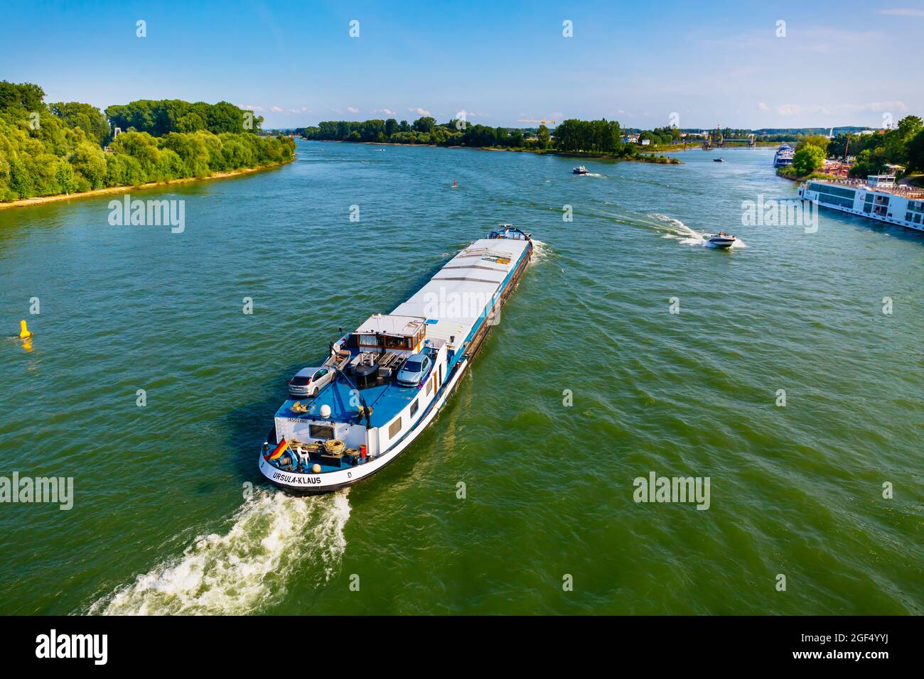 Speyer, Deutschland - 21. August 2021: Transport von Gütern auf dem Rhein, Fähre, Kreuzfahrtschiff und Boote Stockfoto