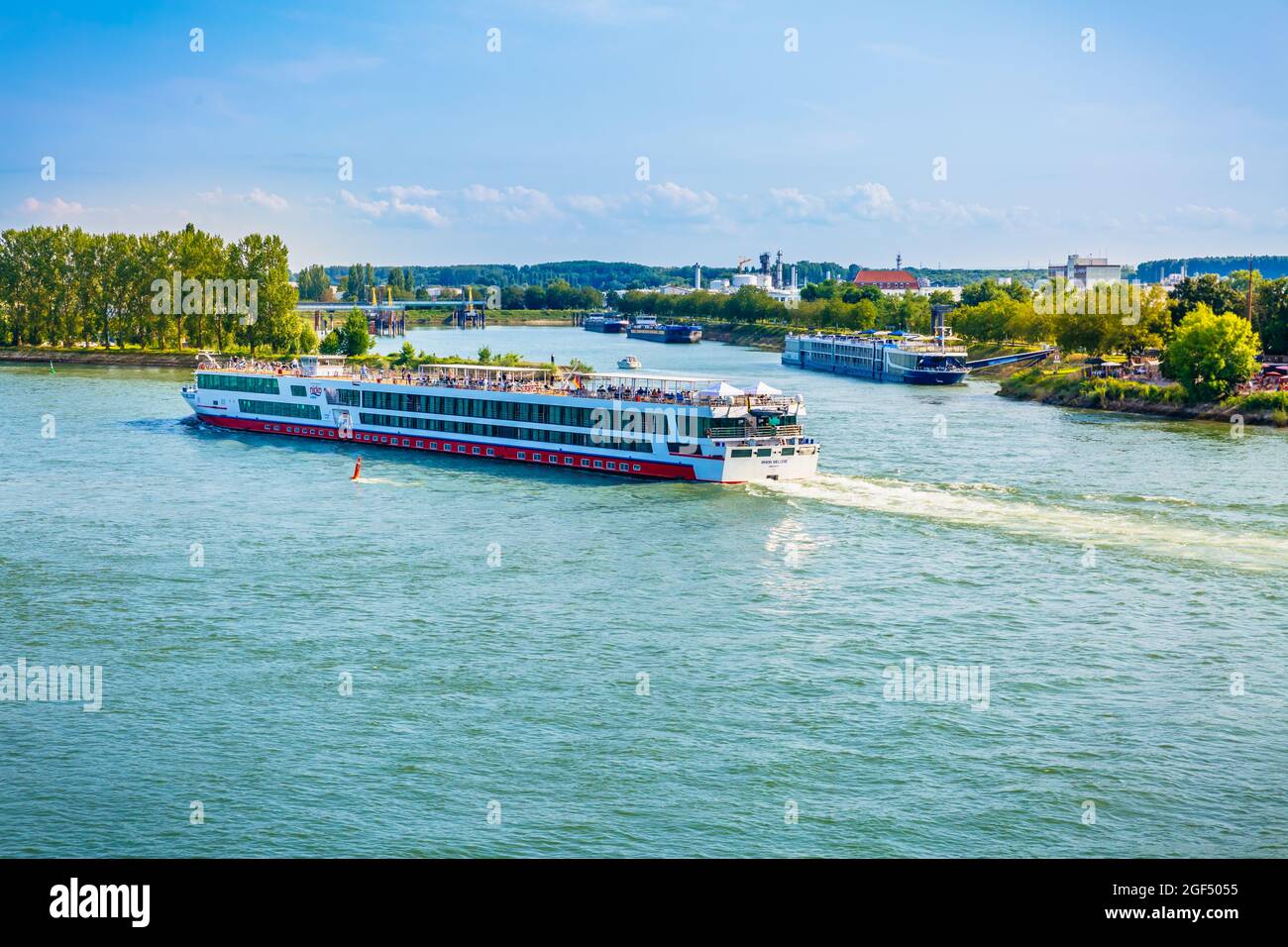 Speyer, Deutschland - 21. August 2021: Transport von Gütern auf dem Rhein, Fähre, Kreuzfahrtschiff und Boote Stockfoto