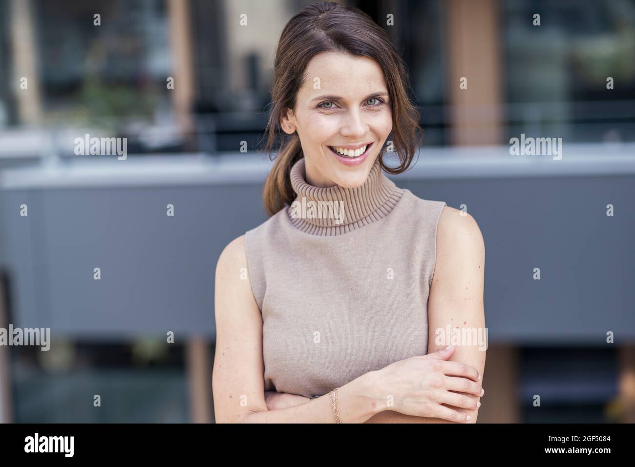 Zuversichtlich Geschäftsfrau mit verschränkten Armen Stockfoto