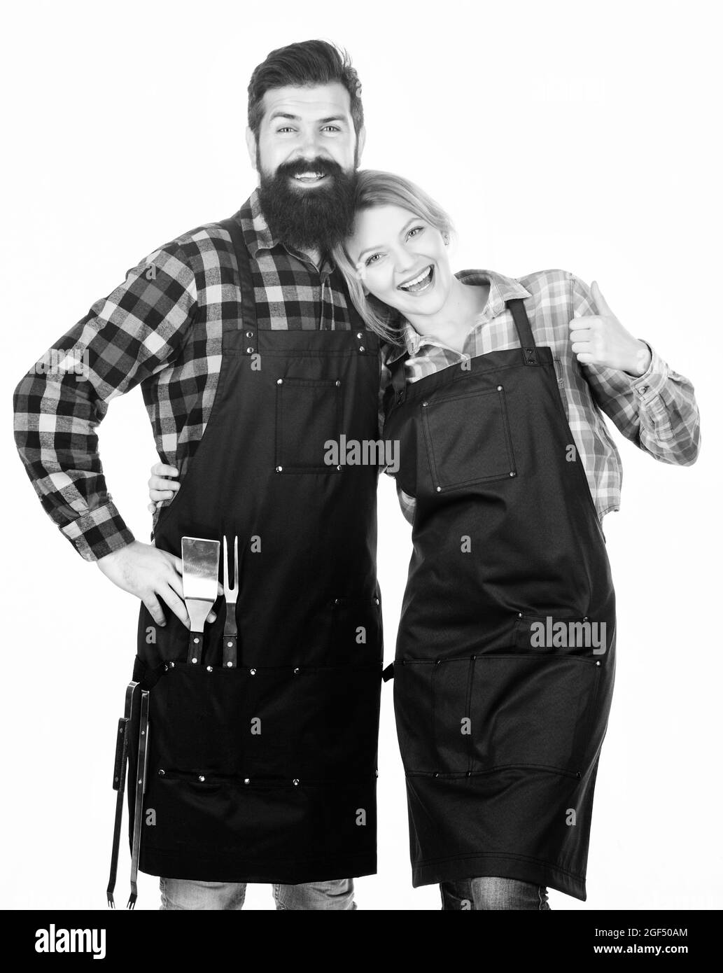 Garvorgang. Werkzeuge zum Braten von Fleisch. Mann bärtigen Hipster und Mädchen. Zubereitung und kulinarische. Picknick Grill. Lebensmittel Kochen Rezept. Verliebte Paare Stockfoto