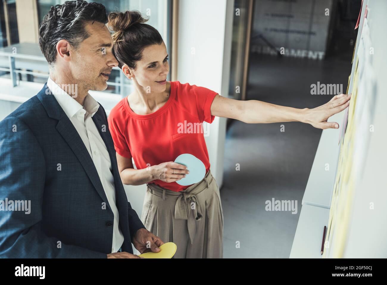 Männliche und weibliche Fachleute planen Strategie im Büro Stockfoto