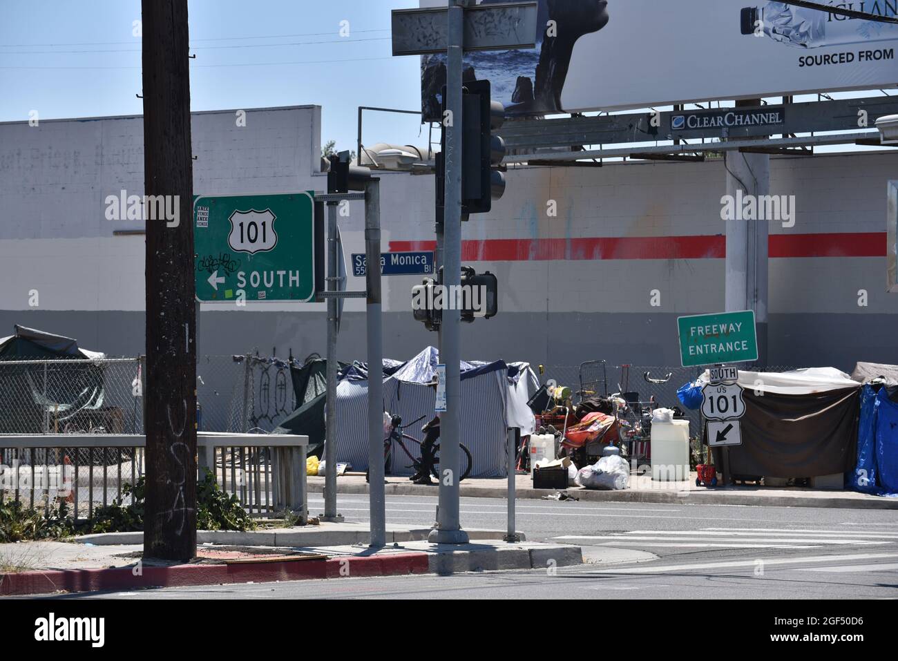 Los Angeles, CA USA - 30. Juni 2021: Obdachlosenlager entlang der Autobahneinfahrt zum Freeway 101 in Los Angeles Stockfoto