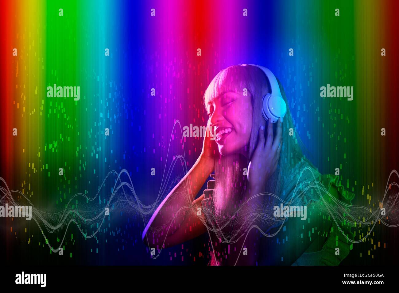 Buntes Wellenmuster auf lächelnder junger Frau, die Musik auf farbigem Hintergrund hört Stockfoto