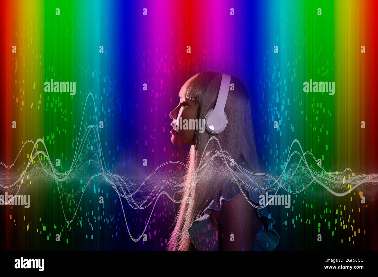 Frau hört Musik über Kopfhörer, umgeben von Wellenmuster auf mehrfarbigem Hintergrund Stockfoto