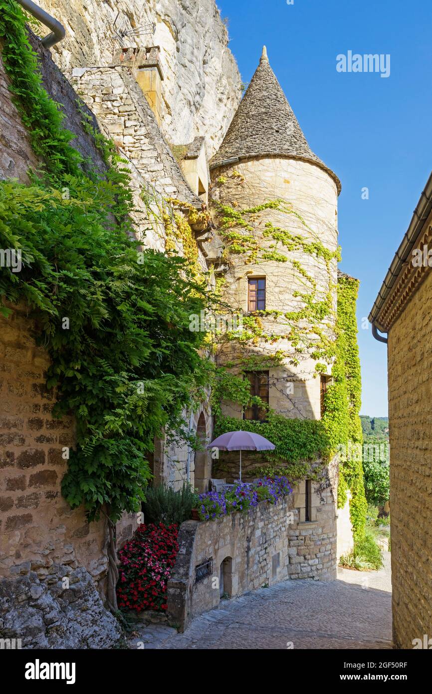 Frankreich, Dordogne, La Roque-Gageac, Turm von Klippenhaus in historischem Dorf Stockfoto