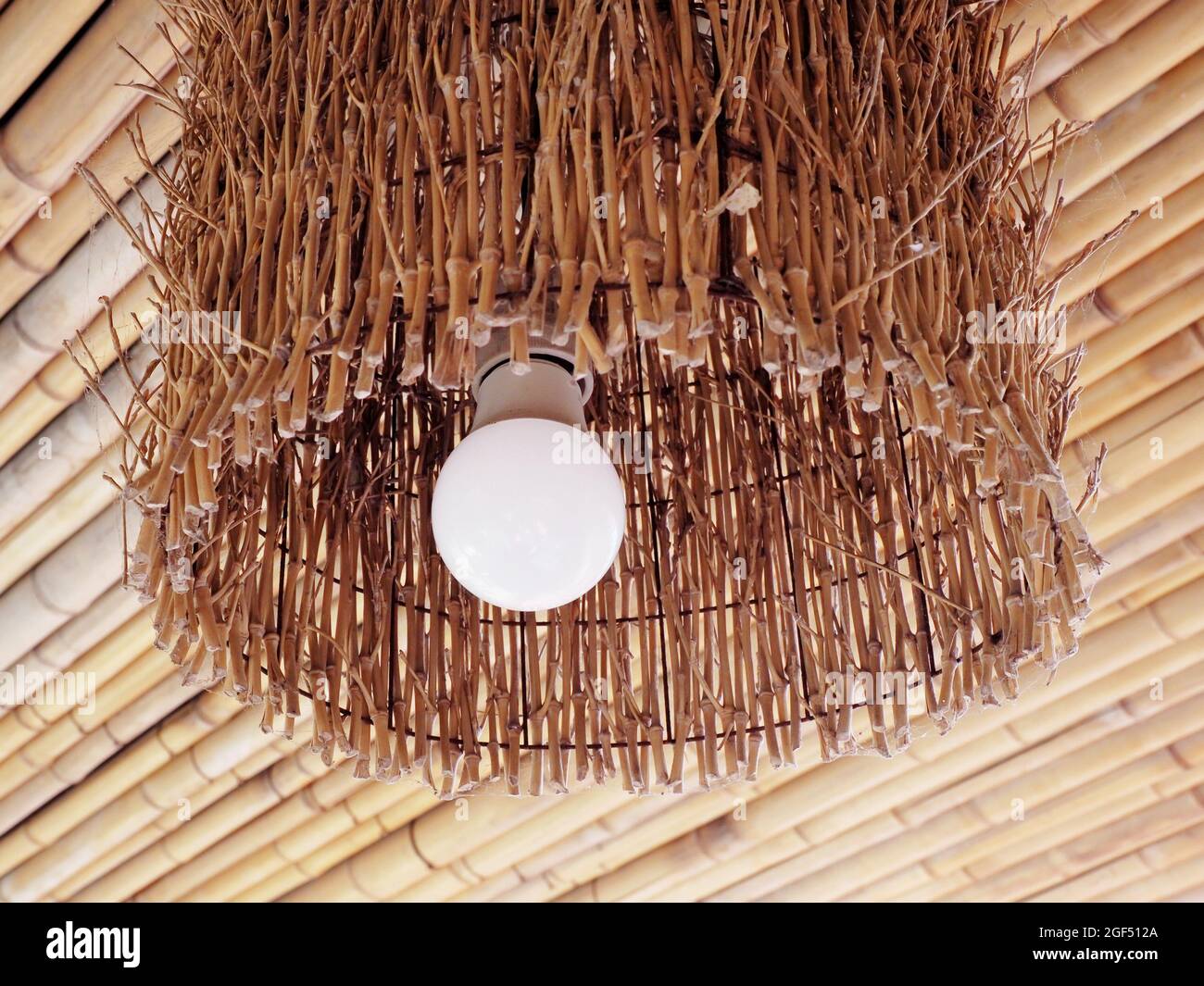 Dekorative Lampe mit Bambus-Lampenschirm vor dem Hintergrund der Bambus- Decke Stockfotografie - Alamy