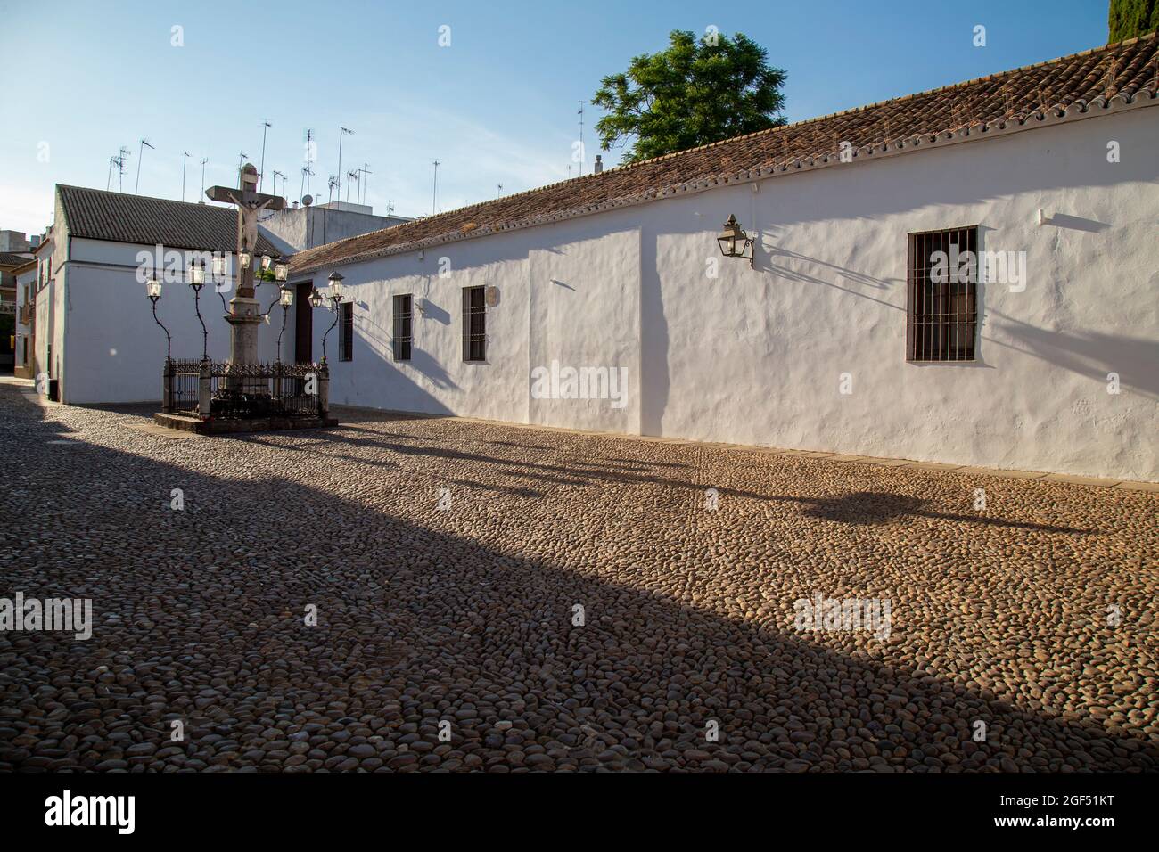 Mädchen, das den Christus der Laternen bei Sonnenuntergang auf der Plaza de Kapuzinos in Cordoba Andalusien, Spanien, betrachtet Stockfoto