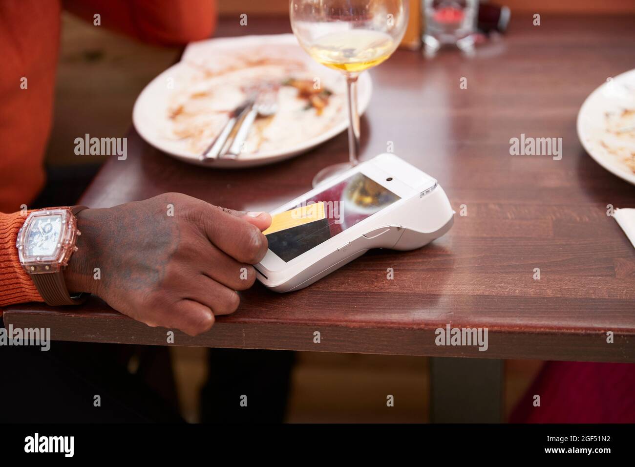 Mann, der im Restaurant mit Kreditkarte bezahlt Stockfoto