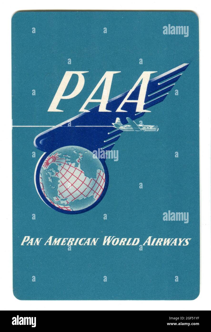 Eine Spielkarte aus den frühen 1950er Jahren, die Pan American World Airways fördert. Das Design zeigt ein Pan am Boeing 377 Stratocruiser Flugzeug, das vor dem Firmenlogo fliegt. Stockfoto