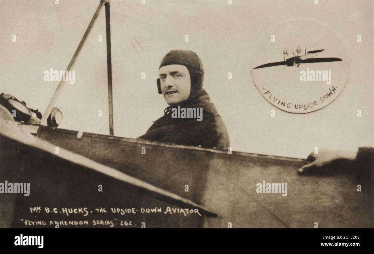Antike Postkarte mit dem Titel „Mr B. C. Hucks the Upside-Down Aviator“, auf der der britische Pionier-Flieger Bentfield Charles Hucks (1884 – 1918) in seinem Eindecker Blériot sitzt. Hucks war ein früher Test- und Schaupilot, und im September 1913 wurde er auf dem Hendon-Flugplatz der erste Brite, der eine Schleife in einem Flugzeug durchführte. Stockfoto