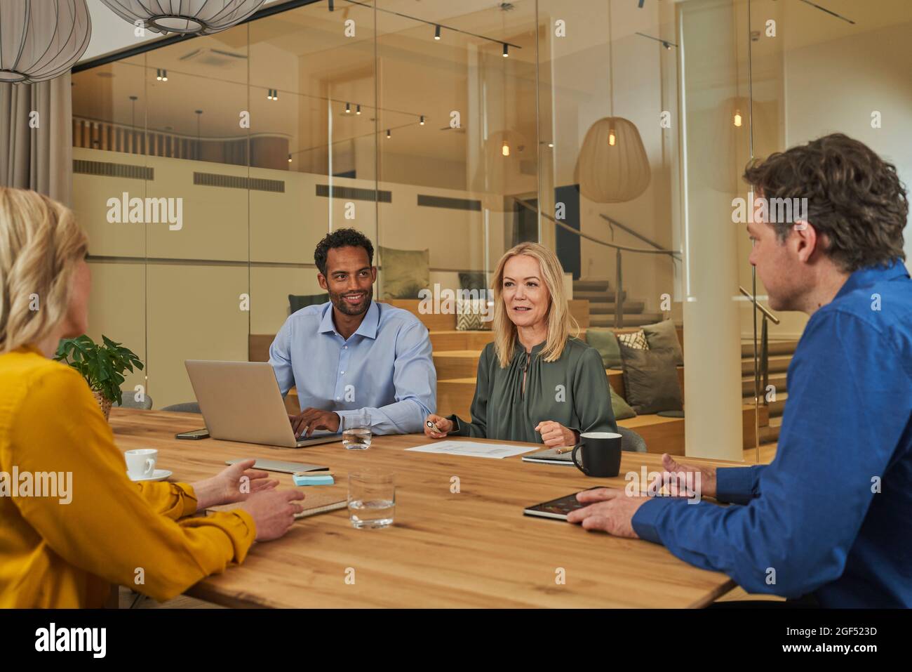 Business Professionals diskutieren in Meeting im Büro Stockfoto