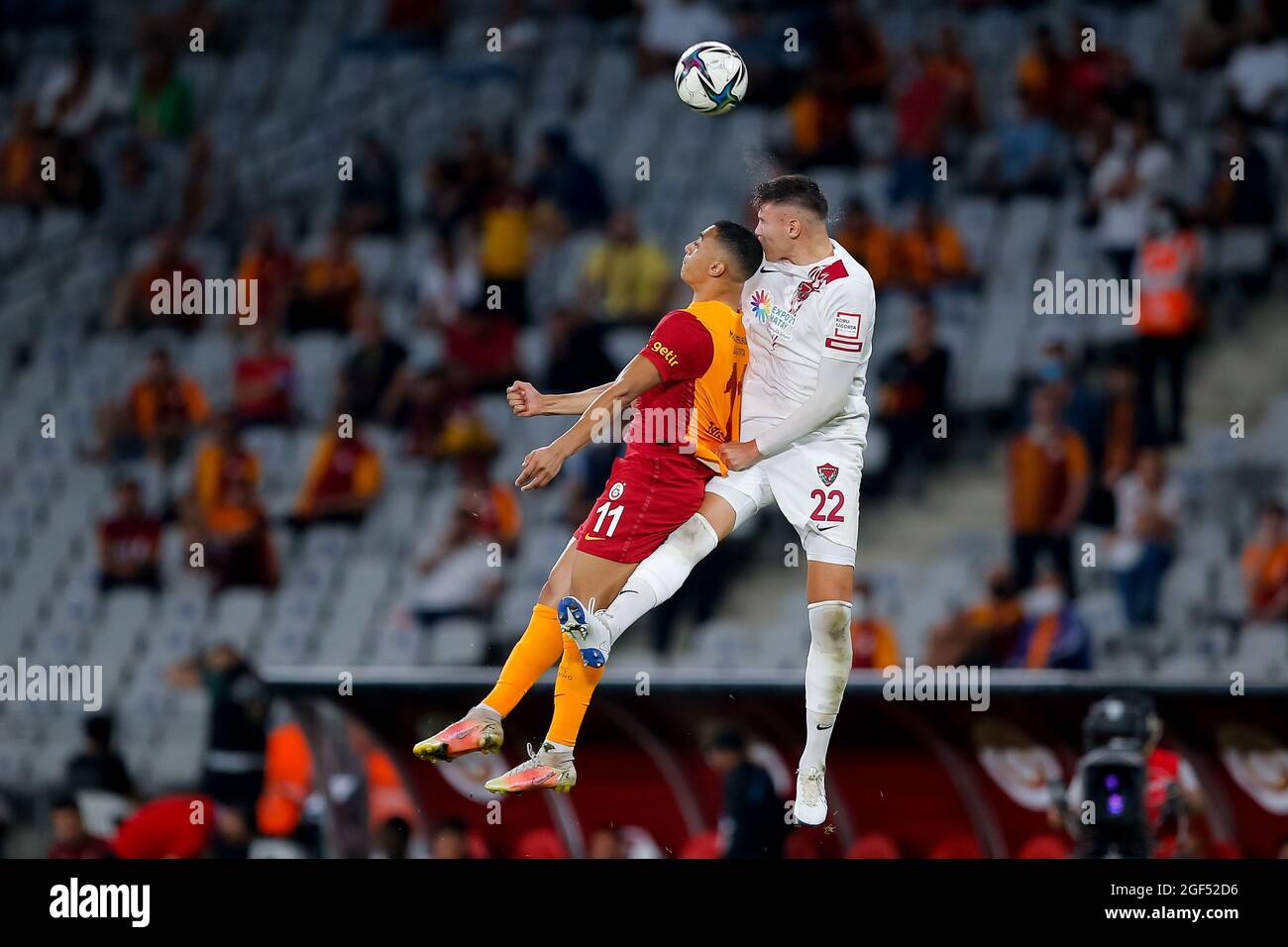 ISTANBUL, TÜRKEI - 23. AUGUST: Mostafa Mohamed von Galatasaray und Fatih Kurucuk von Hatayspor während des Super-Lig-Spiels zwischen Galatasaray und Hatayspor am 23. August 2021 im Atatürk Olimpiyat-Stadion in Istanbul, Türkei (Foto: Orange Pictures) Stockfoto