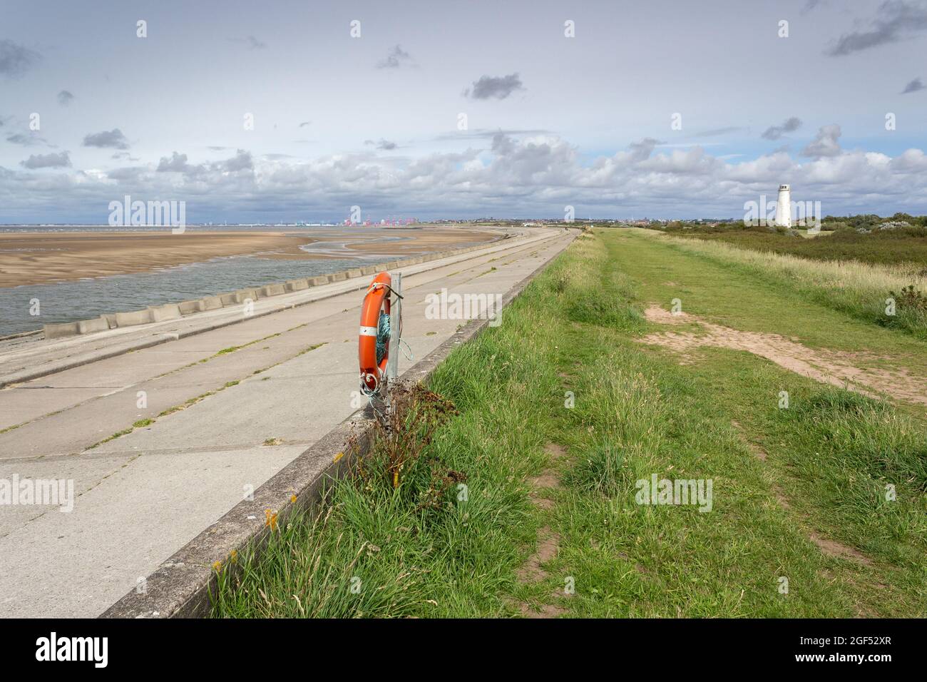 Leasowe, Großbritannien: Promenade entlang des North Wirral Coastal Park, Leasowe Common und Meols Dunes. Ein öffentlicher Raum und Schutzgebiet. Stockfoto