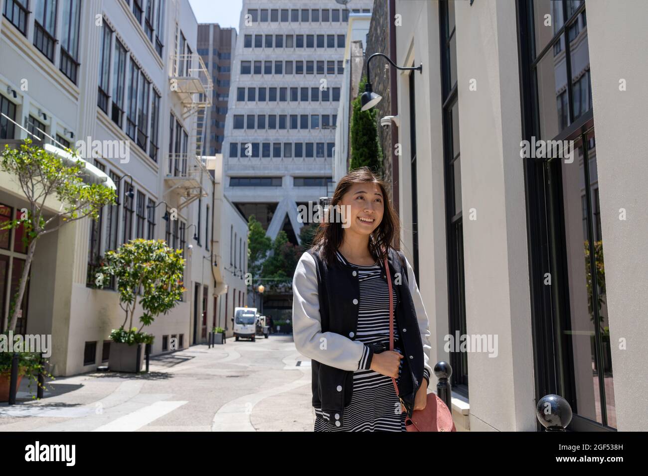Junge Asiatische Frau, Die In Der Nähe Des Berühmten Transamerica-Gebäudes Einkaufen Kann Stockfoto