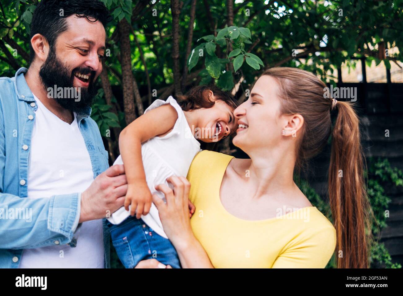 Glückliche Familie, die Freizeit im Hinterhof verbringt Stockfoto