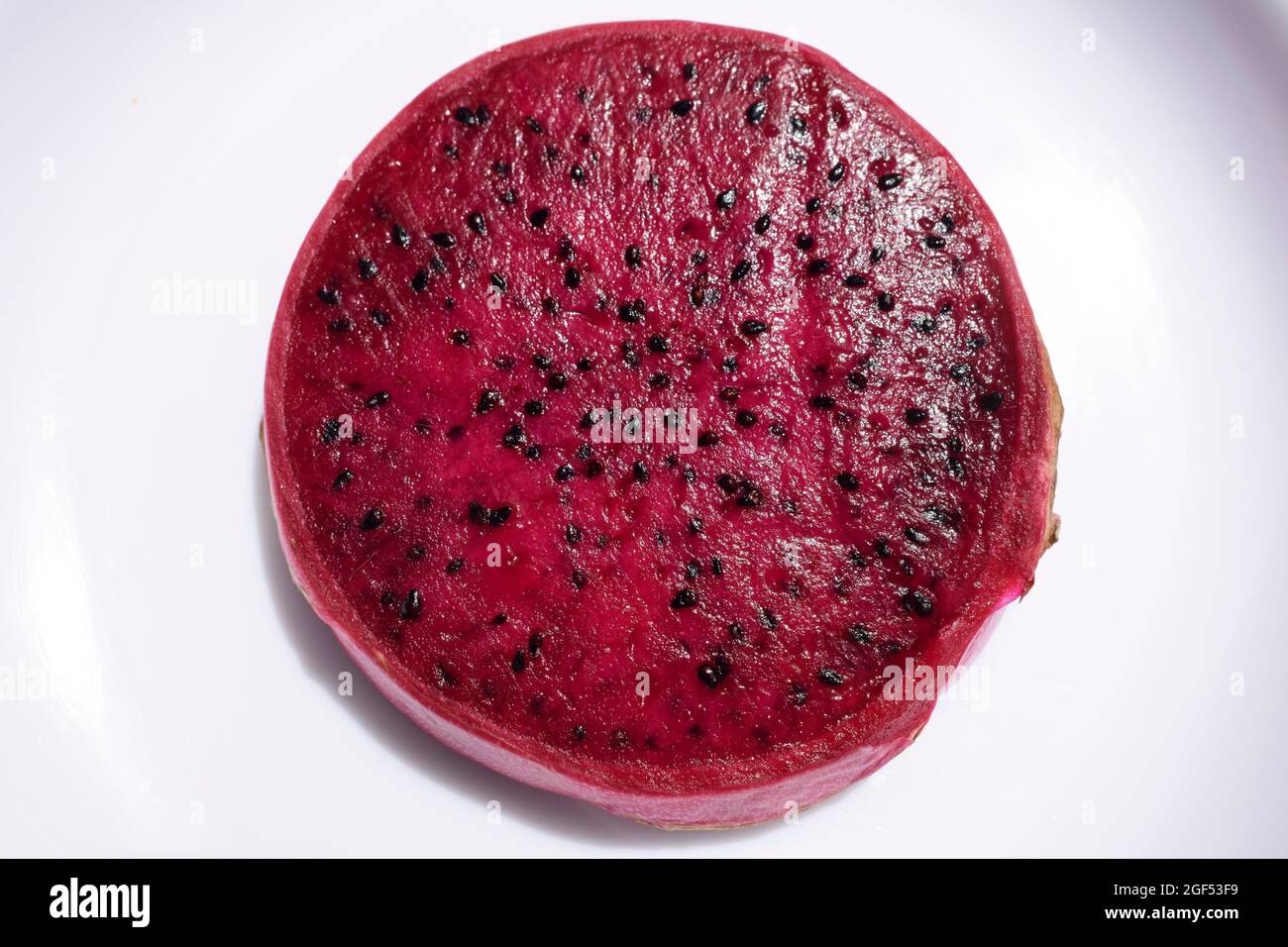 Nahaufnahme topview von Pitaya Red oder Dragon Fruit Slice Cut isoliert auf weißem Hintergrund mit Schnittpfad. Glänzende Textur mit schwarzen Samen saftig Stockfoto