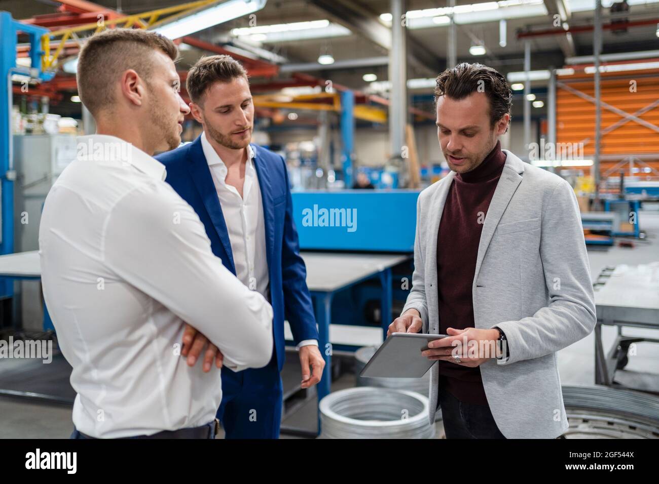 Geschäftsteam diskutiert über digitale Tablets in der Industrie Stockfoto
