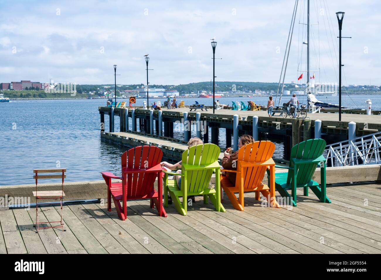 Halifax, Nova Scotia, Kanada - 10. August 2021: Die Menschen genießen einen sonnigen Tag am Halifax Harbourfront, Kanada Stockfoto