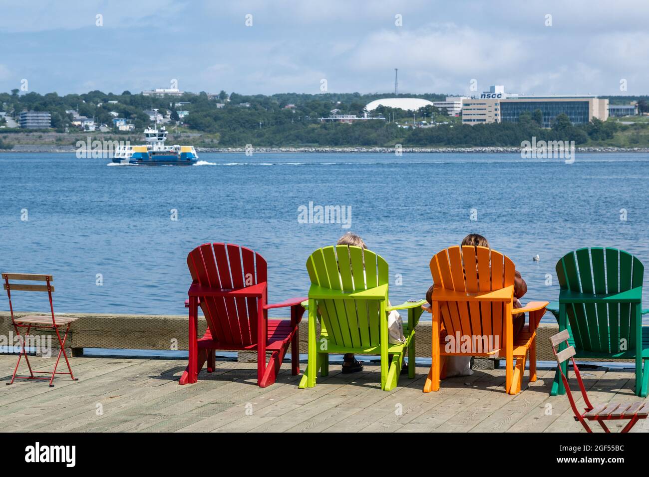Halifax, Nova Scotia, Kanada - 10. August 2021: Die Menschen genießen einen sonnigen Tag am Halifax Harbourfront, Kanada Stockfoto