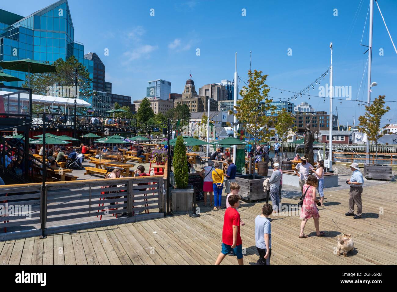 Halifax, Nova Scotia, Kanada - 10. August 2021: Die Menschen genießen einen sonnigen Tag am Halifax Harbourfront, Kanada Stockfoto