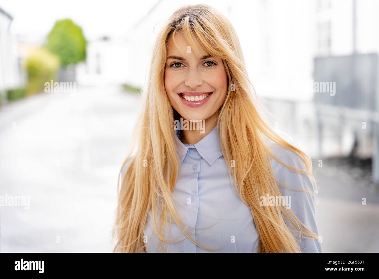 Schöne junge Geschäftsfrau mit langen blonden Haaren Stockfoto