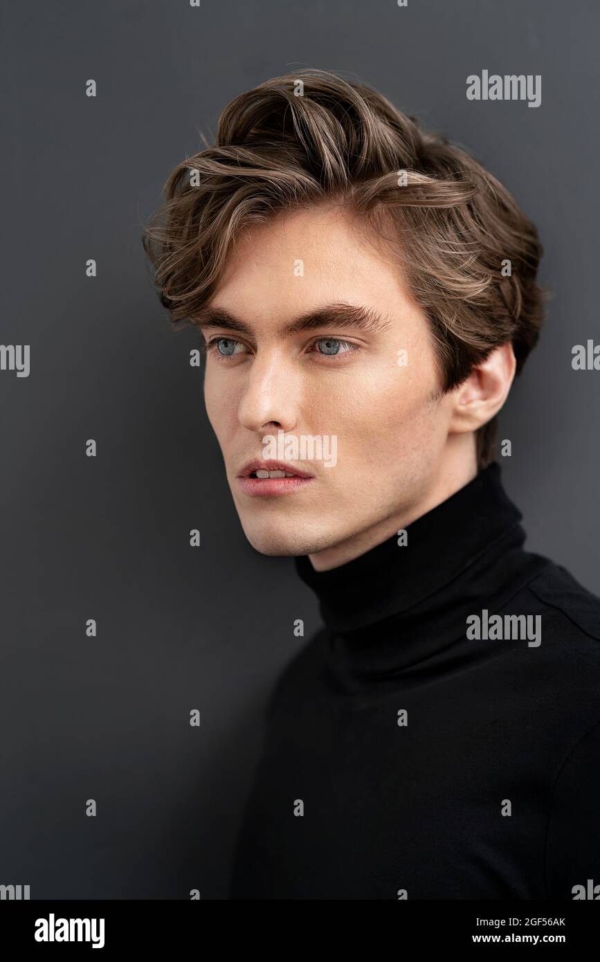 Schöner männlicher Profi vor grauem Hintergrund Stockfoto Schöner männlicher Profi vor grauem Hintergrund Stockfoto