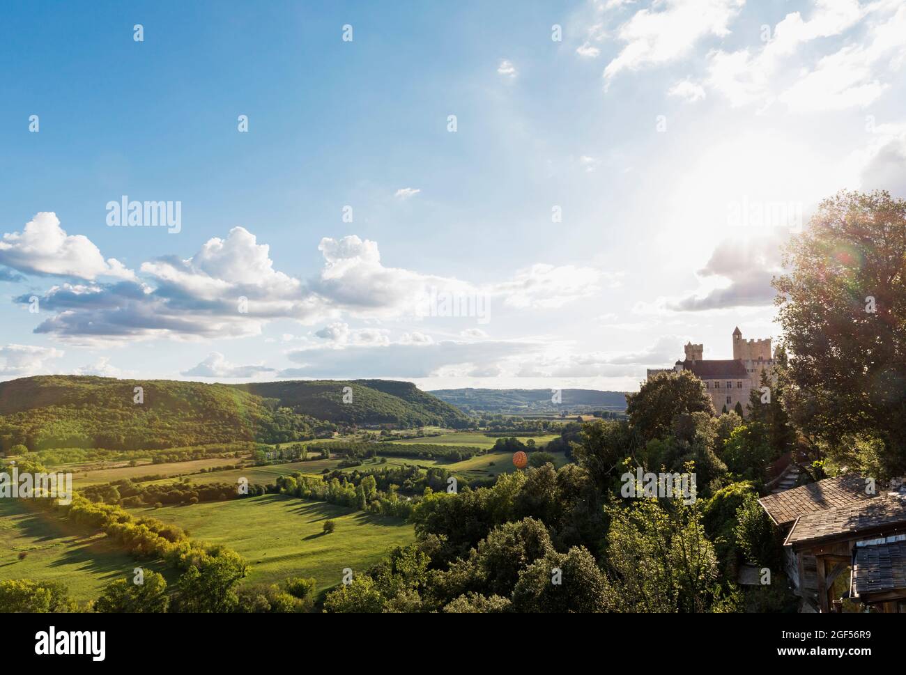 Frankreich, Dordogne, Beynac-et-Cazenac, langsam untergehende Sonne über der Landschaft mit Chateau de Beynac im Hintergrund Stockfoto