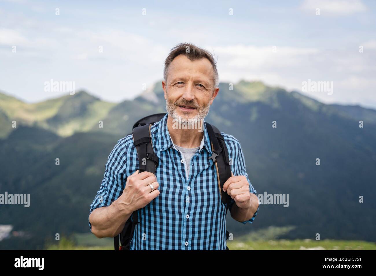Reifer Mann mit Rucksack beim Bergwandern im Urlaub Stockfoto