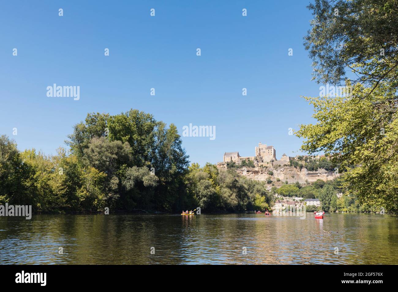 Frankreich, Dordogne, Beynac-et-Cazenac, klarer Himmel über dem Fluss Dordogne und dem Schloss auf einer Klippe Stockfoto