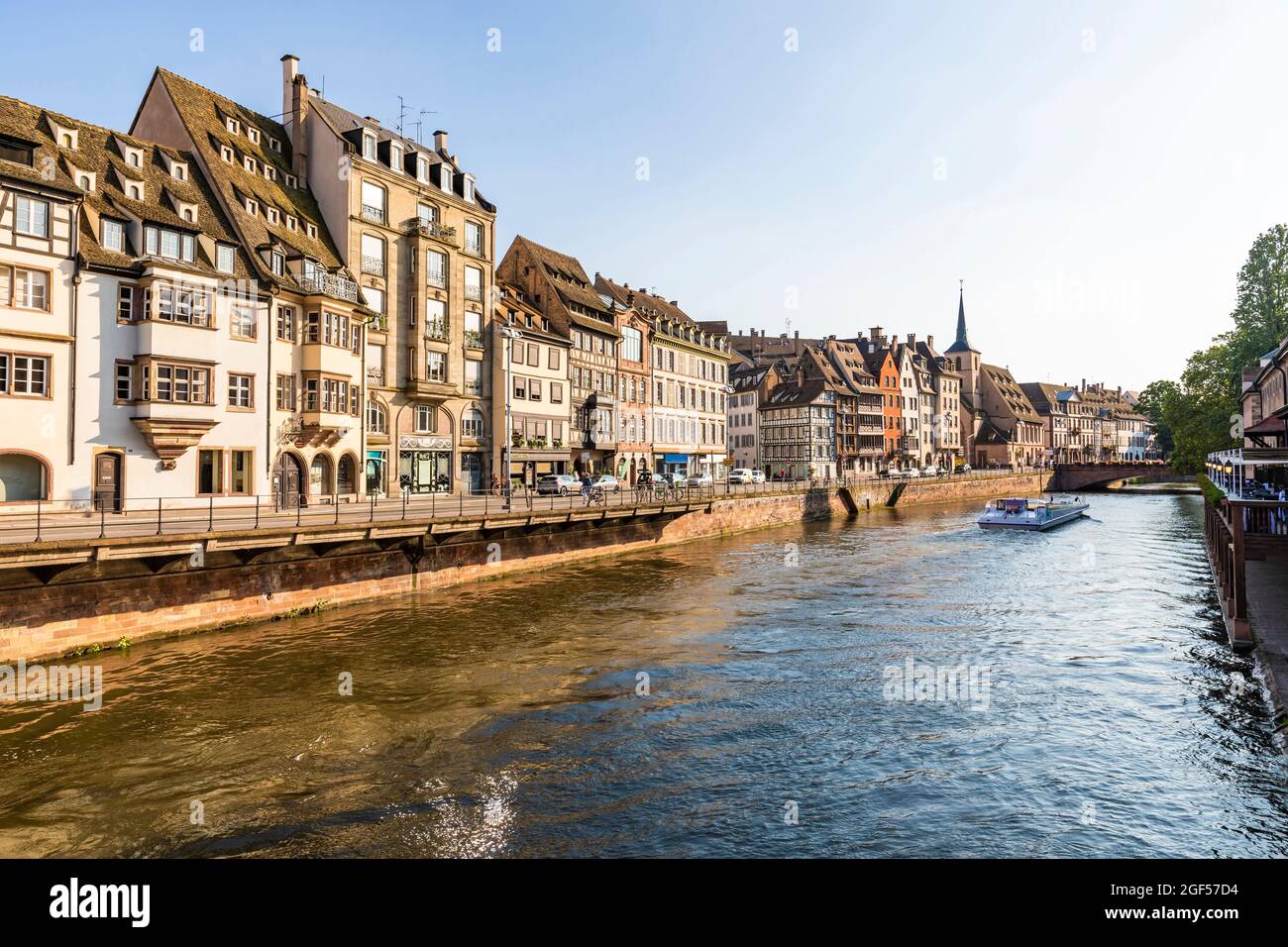 Frankreich, Bas-Rhin, Straßburg, Ill-Kanal mit Promenade und Reihenhäusern im Hintergrund Stockfoto