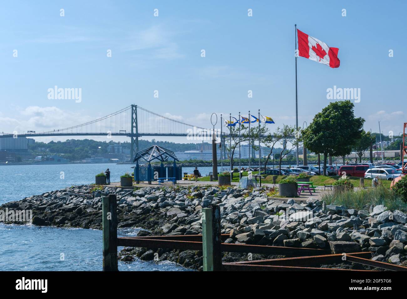 Halifax, Kanada - 10. August 2021: Kanadische Flagge und Macdonald Bridge Stockfoto