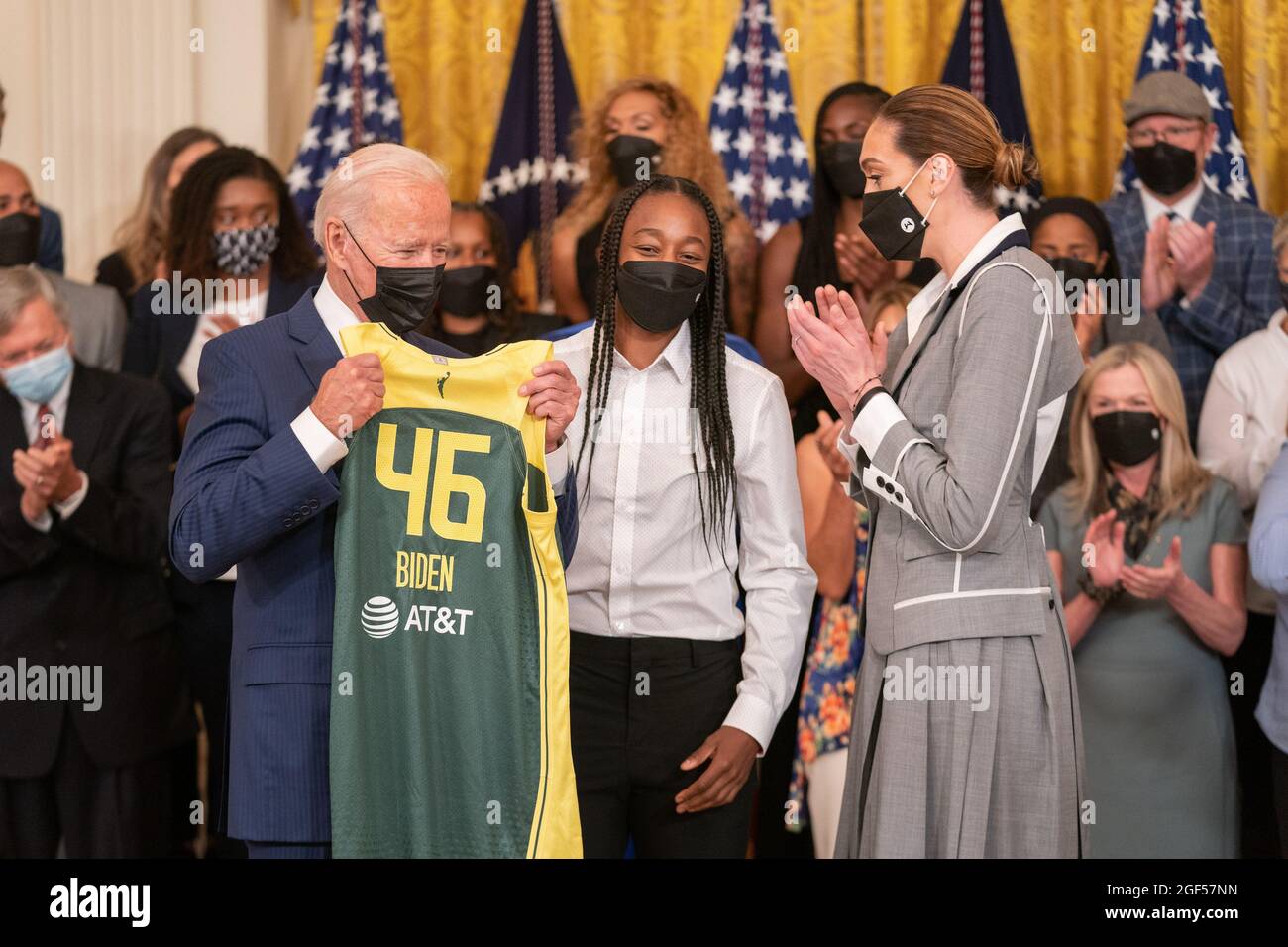 Washington, Usa. August 2021. Präsident Joe Biden erhält ein Mannschaftstrikot von Jewell Loyd, Mitte und Breanna Stewart, rechts, vom Seattle Storm, nachdem sie am Montag, den 23. August 2021, die WNBA-Meisterschaft 2020 im Weißen Haus in Washington, DC gewonnen haben. Foto von Ken Cedeno/UPI Credit: UPI/Alamy Live News Stockfoto