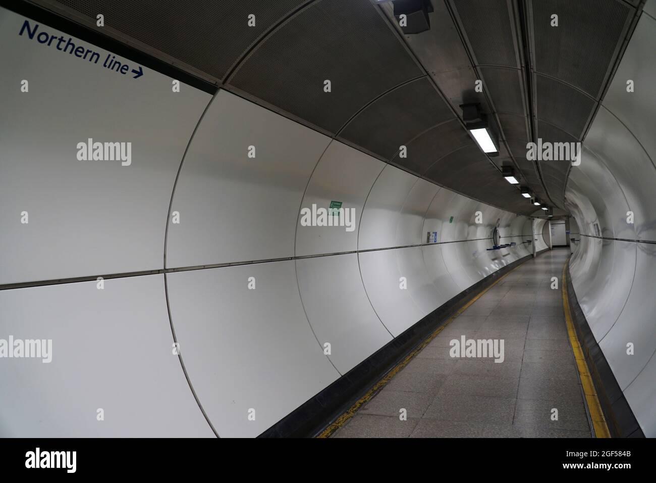 London, Großbritannien, 18. August 2021: In der Londoner U-Bahn, die von Transport for London betrieben wird, müssen Passagiere als Beförderungsbedingung immer noch Gesichtsmasken tragen, obwohl nicht alle dies tun. Anna Watson/Alamy Stockfoto