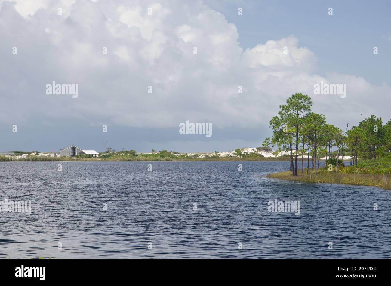 Ein Blick auf Western Lake, einen seltenen Küstendünensee im Grayton Beach State Park, Florida, USA mit dem Strandbadhaus im Hintergrund. Stockfoto